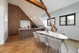 Met gepaste trots stellen wij u dit volledig gerenoveerd appartement voor op een toplocatie in het centrum van Hove. Dit appartement met...