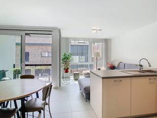 Droomt u van modern wooncomfort op een toplocatie? Dit prachtige appartement, gelegen in het bruisende centrum van Melsele, biedt het allemaal!Dit Bijna Energie Neutraal (BEN) appartement combineert duurzaamheid met hedendaags comfort. Geniet van een energiezuinige levensstijl dankzij de aanwezigheid van twee privatieve zonnepanelen, een warmtepomp en een ventilatiesysteem D. Dit resulteert niet alleen in een lage energiefactuur, maar draagt ook bij aan een gezond binnenklimaat.Het appartement beschikt over twee slaapkamers en een heerlijk zuidgericht terras. Binnenin is aan elk detail gedacht: het appartement is voorzien van al het moderne comfort dat u zich kunt wensen.Praktisch gemak staat voorop: een autostaanplaats en een kelderberging zijn inbegrepen in de prijs. Bovendien is er een gemeenschappelijke fietsenstalling aanwezig.De centrale ligging in Melsele betekent dat alle voorzieningen, zoals winkels, scholen en openbaar vervoer, op wandelafstand liggen. De perfecte uitvalsbasis voor wie comfortabel en centraal wil wonen!De gemeenschappelijke kosten bedragen 78,00 euro/maandHet appartement is beschikbaar vanaf 01/07/2026.Mis deze unieke kans niet en plan vandaag nog uw bezoek!Om een bezoek te brengen vragen wij vooraf uw huurprofiel aan te maken als volgt: ga naar het pand op onze website: www.dewaele.com. Bij het pand ziet u een rode knop "bezoek aanvragen". Als u daar klikt, kan u het huurprofiel aanvullen.