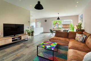 <p><strong>In Lint bevindt zich deze recente (2015), energiezuinige en ruime instapklare woning met 5 slaapkamers en 2 badkamers. De woning beschikt over een garage en oprit, en is gelegen in de gezellige nieuwe verkaveling 'Kriekhof' vlakbij het centrum van Lint, in de nabijheid van belangrijke in- en uitvalswegen, winkels, scholen en het openbaar vervoer.</strong></p>
<p>Op het GELIJKVLOERS betreedt u de woning via de INKOMHAL voorzien van het gastentoilet. Daarna komt u in de ruime en lichtrijke LIVING ca. 40m² op keramische parket met een open KEUKEN ca. 7m² die voorzien is van alle comfort, opbergkasten en kwaliteitstoestellen (NEFF). Vanuit de eethoek heeft u via een groot schuifraam toegang tot het TERRAS ca. 28m² en de Zuid-West gerichte TUIN met een ruim TUINHUIS. Daarnaast is er de GARAGE ca. 19m² met een aansluiting voor een wasmachine en droogkast en extra opbergruimte.</p>
<p>Via de trap bereikt u de 1e VERDIEPING, waar zich de eerste SLAAPKAMER ca. 20m², de tweed SLAAPKAMER ca. 20m² en de derde SLAAPKAMER ca. 10m² bevinden, welke op heden dienst doet als BUREAU. Hier bevindt zich ook de eerste BADKAMER ca. 12m² op keramische parket, die is voorzien van een dubbele wastafel, een grote inloopdouche en een ligbad. Hier. is ook apart een tweede WC aanwezig.</p>
<p>Op de 2e VERDIEPING treft u tot slot de vierde SLAAPKAMER ca. 15m², de vijfde SLAAPKAMER ca. 15m² en een Berging/Technische ruimte aan, evenals de tweede BADKAMER ca. 7m² die voorzien is van een inloopdouche en een wastafel.<br /><br /></p>
<span><strong>BIJZONDERHEDEN: </strong></span><br />* Zuid-West gericht perceel met oprit, garage en extra ruimte voor fiets(en).<br />* Recente en energiezuinige woning (2015), 10 recente zonnepanelen + batterij + laadpaal, EPC A: 38kWh/m², conforme keuring<br />* 5 volwaardige slaapkamers en 2 badkamers<br />* Regenwaterput van 5.000L.
