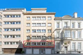 <p>Te koop: ruim appartement in het centrum van Oostende, op korte afstand van de Zeedijk en het strand.</p>

<p> </p>

<p>Dit ruime appartement aan de Ijzerstraat biedt een comfortabele woonruimte in een levendige omgeving. Gelegen in het hart van Oostende, geniet u van alle voordelen van het stadscentrum: winkels, horeca, openbaar vervoer en het treinstation zijn op wandelafstand. De nabijheid van de Zeedijk maakt het ideaal voor wie graag de zee en het strand opzoekt. Met drie slaapkamers en een praktische indeling is dit appartement perfect voor gezinnen of wie extra ruimte wenst.</p>

<p> </p>

<p>Belangrijkste ruimtes:<br />• Living met veel lichtinval<br />• Keuken met functionele indeling<br />• Drie slaapkamers, elk met voldoende ruimte<br />• Badkamer met inloopdouche en wastafel<br />• Apart toilet<br />• Berging voor extra opslag<br />• Hal als centrale verbinding<br />• Terras voor buitenmomenten</p>

<p> </p>

<p>Troeven:<br />• Nabij Zeedijk en strand<br />• Ruim appartement met 3 slaapkamers<br />• Gelegen in het centrum van Oostende</p>

<p> </p>

<p>Neem vandaag nog contact op met je ERA-makelaar voor een bezoek.</p>

<p> </p>

<p>JOUW DROOMAPPARTEMENT. ZO GEVONDEN!</p>