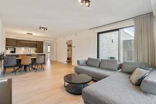 VERKOOP ONDER 2%* REGISTRATIERECHT (*onder voorwaarden), GEEN 21% BTW TE BETALEN!Recent, energiezuinig 2-slpk appartement met terras, op een zucht...