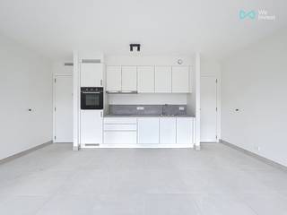 Mail: rent.brussels@weinvest.be Tel: 02/315.51.73<br /><br />We Invest is verheugd u dit studio-appartement in het hart van het Mench-residentieel project in Schaarbeek voor te stellen (meer informatie over het project: https://immo.weinvest.be/mench/).<br /><br />Dit nieuwbouwproject biedt een rustige en groene woonomgeving, met een gemeenschappelijke tuin, terwijl het profiteert van uitstekende bereikbaarheid dankzij de nabijheid van het openbaar vervoer, winkels en de belangrijkste wegen.<br /><br />Gelegen op de eerste verdieping van een gebouw met lift, bestaat de studio uit een mooie douchekamer, een ruime en lichte woonkamer met volledig uitgeruste open keuken, een gastentoilet en een wasruimte. U geniet ook van het balkon met uitzicht op de gemeenschappelijke tuin.<br /><br />Huurprijs: €950<br />Kosten: €35 (maandelijkse provisie voor gemeenschappelijke lasten)<br />EPC: A<br /><br />Mogelijkheid om een parkeerplaats te huren voor €150 extra per maand.<br /><br />Wacht niet om een bezoek te plannen!<br /><br />Voor meer exclusieve panden, bezoek www.weinvest.be<br />Voor het plan, ga naar https://immo.weinvest.be/mench/