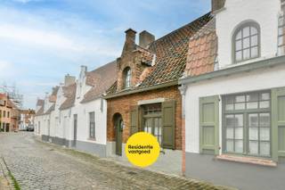 In de sfeervolle Rolweg, midden in het historische centrum van Brugge, bevindt zich deze gezellige en karaktervolle rijwoning met een...
