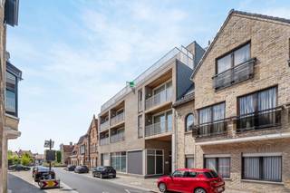 Gelegen in het centrum van Diksmuide, op een boogscheut van handelaars, openbaar vervoer en de Grote Markt, bieden wij een ondergrondse autostaanplaats.<br /><br />Deze autostaanplaats is gelegen in Residentie De Gouden Leeuw. Zo hoeft u zich nooit meer zorgen te maken of u wel een plaats zal vinden voor uw wagen. Bovendien bevindt deze zich ondergronds (-2 verdieping) waardoor uw wagen altijd veilig geparkeerd staat. Aarzel niet en neem gerust contact op voor meer informatie en/of plaatsbezoek!<br /><br />Er zijn meerdere autostaanplaatsen te koop.<br /><br />