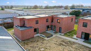 <strong>Parkwoning C5 - Menenstraat Wevelgem</strong><br /><br />Deze <strong>parkwoning </strong>bevindt zich in een <strong>knus en kleinschalig woonerf</strong> langs de Menenstraat in Wevelgem. De <strong>moderne nieuwbouwwoning</strong> beschikt over een <strong>open leefruimte</strong>, <strong>3 slaapkamers</strong> en een eigen <strong>private zuid-oost gerichte tuin</strong>.<br /><br />De woning is <strong>casco </strong>(tem de pleisterwerken) <strong>of afgewerkt te koop</strong>.<br /><br />De vermelde prijzen zijn exclusief registratierechten (12%) en exclusief BTW (21%)