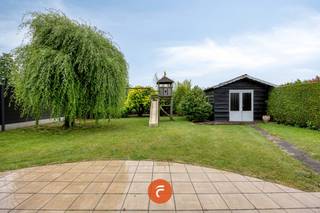 Een zeer goed onderhouden en traditioneel gebouwde gelijkvloerse woning (BJ: 1970). Goed ingedeeld met inkomhal, apart toilet, lichtrijke woonkamer en -te vernieuwen- keuken die uitgeven op de tuin. Naast de keuken is een praktische voorraadberging en de garage (met wasplaats). In de nachthal zijn 3 volwaardige slaapkamers en de (te renoveren) badkamer. Praktische bergzolder. Overal voorzien van CV (recente gascondensatieketel) . EPC-label C = GEEN Renovatieplicht. De proper onderhouden - zongerichte- tuin biedt alle rust en privacy. Rustig gelegen in een uiterst gezinsvriendelijke woonbuurt én met een vlotte verbinding naar de belangrijkste invalswegen.