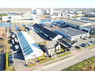 <strong><u>Benaderende OPPERVLAKTE:</u></strong><br />20m x 50m of 1.000m²<br /><br /><u><strong>BESTEMMING:</strong></u><strong>  </strong>buitenopslag van allerhande materiaal, goederen, vrachtwagens, auto's, ...<br /><br /><u><strong>LIGGING:</strong></u><br />Op industriezone "Herdersbrug" te 8000 Brugge<br />Vlotte verbinding met Expressweg en vlakbij de haven van Zeebrugge!<br /><br /><u>* Bijzonderheden:</u><br />- Onmiddellijk beschikbaar!<br />- Tijdelijke verhuring (tot 1 mei 2026)<br />- Onze referentie op <strong>www.centro.be</strong> : <strong>P0486 </strong>of contacteer ons op <strong>050 70 01 02</strong><br /><br /><strong>CENTRO | BEDRIJFSVASTGOED </strong>is reeds 24 jaar <u>gespecialiseerd in de bemiddeling van commercieel- en bedrijfsvastgoed</u> in West- en Oost-Vlaanderen.<br /><strong>Wilt u ook weten hoeveel uw bedrijfsgebouw waard is?</strong><br />Contacteer ons vrijblijvend voor een marktconforme waardebepaling van uw pand. 