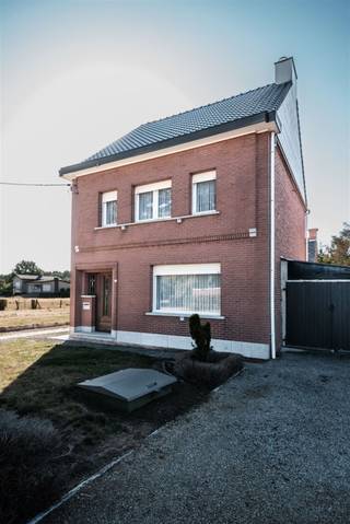 <p>Wij presenteren met veel enthousiasme deze sfeervolle open woning, gelegen aan de Gijmelsesteenweg in Langdorp. Met een bewoonbare oppervlakte van 151 m² biedt dit huis een ideale leefruimte voor gezinnen en biedt het volop mogelijkheden om je eigen stempel op te drukken. De woning, gebouwd in 1956, heeft een charmante uitstraling en is omringd door een uitgestrekt perceel van 1180 m², waar je kunt genieten van een grote tuin.</p><p>De indeling van de woning omvat een uitnodigende woonkamer, een functionele keuken, twee comfortabele slaapkamers en een badkamer waar je kunt ontspannen na een lange dag. Daarnaast beschikt het huis over een praktische zolder, die waardevolle extra opslagruimte biedt of eenvoudig kan worden omgevormd tot een extra slaapkamer. </p><p>Neem gerust contact met ons op voor meer informatie of om deze charmante woning te bezichtigen. Wij kijken ernaar uit om je te verwelkomen in Langdorp.</p>