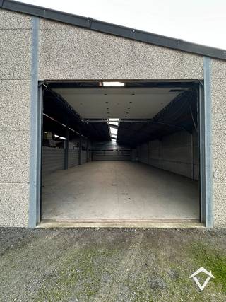 Loods te huur enkel voor opslag.<br />Gemakkelijk bereikbaar, grote oprit en automatische poort.<br /><br />- 3,00€/m².<br />- 750€/mnd exclusief BTW.<br />- Direct beschikbaar.<br /><br />Voor een afspraak, surf naar onze site.