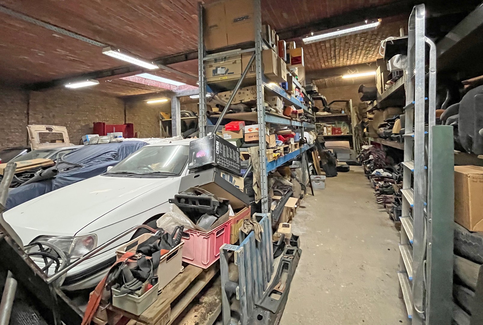 Goed gelegen magazijn met 2 bovengelegen appartementen - foto 5