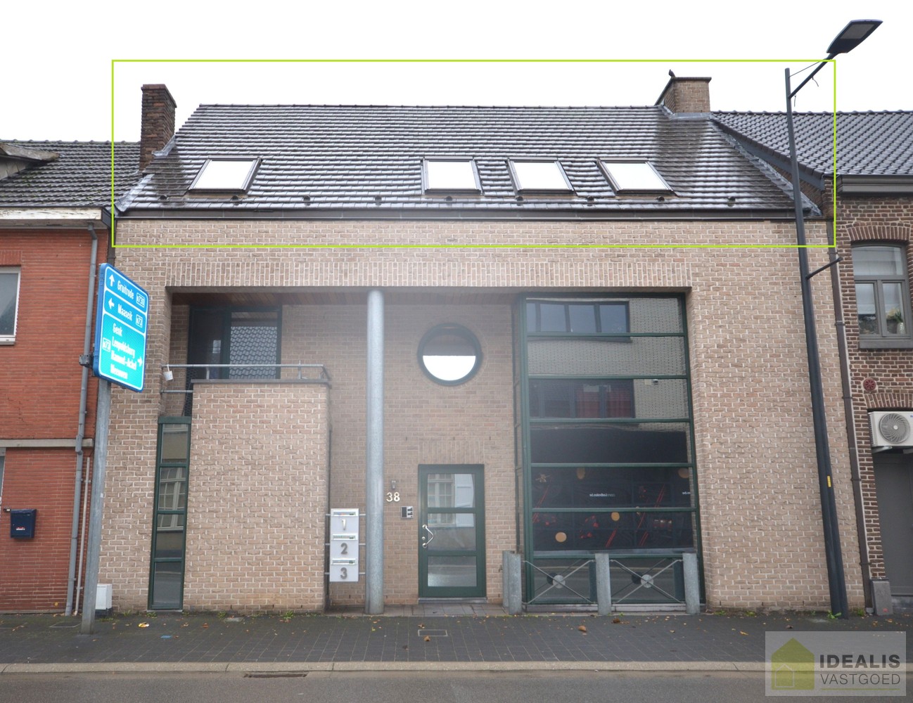 IDEALIS VASTGOED – KNAP GERENOVEERD DAKAPPARTEMENT MET 1 SLAAPKAMER, AANGENAME LEEFRUIMTE EN EXTRA BERGRUIMTE. Zeer geschikt voor kandidaten op zoek naar betaalbare woonruimte vlak bij de stadskern van Bree! - foto 2