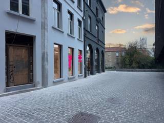 Ontdek deze veelbelovende horecaruimte op een bruisende nieuwe hotspot in hartje Gent, vlak bij het vernieuwde Wintercircus en pal naast Take Five. De buurt ontwikkelt zich razendsnel tot een levendige ontmoetingsplek met een mix van creatieve ondernemers, gezellige bars en kwalitatieve eetgelegenheden.<br />Deze casco handelsruimte biedt een blanco canvas om jouw horecaconcept volledig naar wens uit te bouwen.<br />Met een oppervlakte van 69 m² (volgens EPC-attest) en 4 grote ramen geniet de ruimte van veel natuurlijk licht en sterke zichtbaarheid.<br /><br />Dankzij de centrale ligging, op wandelafstand van de Korenmarkt, de Stadshal en het Wintercircus, is dit de ideale plek voor een koffiebar, lunchzaak, wijnbar of restaurant met karakter.<br /><br />Voor meer informatie of een bezoek? 09 279 11 22 of info@centeroffice.be