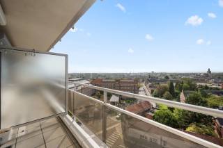 Dit instapklare appartement in Tienen biedt u een comfortabele en praktische woonruimte met een bewoonbare oppervlakte van 71,90 m². Gelegen in een goed gebouw op wandelafstand van centrum Tienen, combineert het zekerheden van een goede bouw met hedendaags wooncomfort en alle nodige voorzieningen in de buurt.<br /><br />Het appartement beschikt over twee ruime slaapkamers, ideaal voor koppels, kleine gezinnen of als thuiswerkplek. Daarnaast is er een functionele badkamer aanwezig, waar u in alle rust kunt ontspannen. Het appartement beschikt verder of een ruime leefruimte en eetplaats waar gezellig kan vertoefd worden.<br /><br />Praktisch en veilig parkeren is gegarandeerd dankzij de inbegrepen garagebox, iets wat steeds moeilijker te vinden is in het centrum van Tienen. Dit maakt het ideale woonst voor wie zowel comfort als gemak nastreeft.<br /><br />Wenst u graag een bezoek? Neem dan snel contact op!