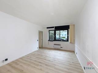 BRUSSEL – In de Roosevelt-wijk, op de grens met Elsene, vlakbij het Ter Kamerenbos, klein gelijkvloers appartement van ±52m² woonoppervlakte...