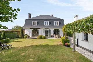 Charmante villa in Franse stijl, kwalitatieve en elegante afwerking, en perfect onderhouden. Mooie oprit met toegangspoort, grote dubbele garage, en prachtig aangelegde omheinde tuin. <br /><br />INDELING: inkom en traphal met apart toilet, gezellige living met salon en zithoek (mooi parket, sierschouw), die uitkijken op de prachtige tuin, volledig ingerichte luxe-keuken biedt alle comfort en grenst aan een aparte bureau- of hobbyruimte, ideaal voor thuiswerk of een rustig hoekje. Op de eerste verdieping bevinden zich vier volwaardige slaapkamers en een badkamer. Handige zolder en extra kelder. <br /><br />Bezoek na afspraak met IMMO BEGUIN: info@immobeguin.be