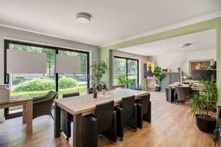 Ruim appartement van ca. 170 m² met 3 slaapkamers, garagebox en 2 terrassen op centrale ligging<br /><br />Gelegen op een centrale locatie, combineert det appartement een uitstekende bereikbaarheid met een verrassend ruim wooncomfort. <br /><br />Indeling: <br /><br />Inkomhal met gastentoilet. <br />Het appartement beschikt over een zeer grote en lichtrijke leefruimte met aangename raampartijen die uitkijken op het groen. <br />Aparte ruime keuken met aansluitend ruime berging. <br />Daarnaast zijn er drie volwaardige slaapkamers en een badkamer.<br /><br />Het gebouw dateert van 1992 en het appartement biedt een solide basis voor wie op zoek is naar een ruime woonst die naar eigen smaak kan worden gemoderniseerd. Dankzij de royale oppervlakte en praktische indeling zijn de mogelijkheden hier bijzonder groot.<br /><br />Troeven:<br /><br />Centrale ligging<br />Bewoonbare oppervlakte van ca. 170 m²<br />3 ruime slaapkamers<br />Zeer grote leefruimte<br />2 terrassen<br />Private garagebox inbegrepen<br />Gebouw van 1992<br />Veel lichtinval<br />Op te frissen naar eigen smaak<br />Interessante investering met potentieel<br />CV op aardgas (2014), via radiatoren<br />Rolluiken achteraan<br />Het appartement is heden ingericht als kantoor.<br /><br />Een unieke opportuniteit voor wie ruimte, licht en een uitstekende ligging weet te waarderen.<br /><br />EPC: label C<br />Garagebox: inbegrepen<br />Bewoonbare oppervlakte: ca. 170 m²<br /><br />* Stedenbouwkundige inlichtingen in aanvraag