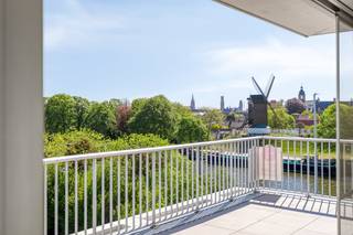 Dans la résidence « De Mouterie », située le long de la Zuidervaartje à Sint-Kruis (Bruges), se trouve cet appartement penthouse unique (5e étage)...