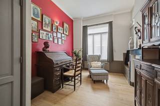 <p><span>Charmante starterswoning met 3 slaapkamers en garage nabij het centrum van Sint-Gillis-Waas</span></p><p><span> </span></p><p><span>Dit betreft een karaktervolle tweegevelwoning met 3 slaapkamers en een zuid-georiënteerde tuin + garage en achteruitweg. </span></p><p><span>De woning is gelegen op een steenworp van de basisschool &amp; sporthal en op wandelafstand van de dorpskern, tevens beschikt de woning over een vlotte mobiliteit via E34 en lokale invalswegen.</span></p><p><span>De aangename en lichtrijke aanbouw, de mooi aangelegde tuin en de residentiële toplocatie zijn slechts enkele van de vele troeven die deze woning te bieden heeft. </span></p><p><span> </span></p><p><span>INDELING</span></p><p><span> </span></p><p><span>Gelijkvloers:</span></p><p><span>Inkomhal.</span></p><p><span>Ruime, L vormige woonkamer met gezellig salongedeelte en hoge plafonds.</span></p><p><span>Aangename leefkeuken met veel lichtinval en interactie tot de tuin. </span></p><p><span>Zuid georiënteerde, aangelegde tuin met berging.</span></p><p><span>Garage en achteruitweg die uitgeeft op de achterliggende Burgemeester G. Van Landeghemstraat.</span></p><p><span> </span></p><p><span>1e verdieping:</span></p><p><span>Kinderkamer of bureau.</span></p><p><span>Slaapkamer op authentieke plankenvloer.</span></p><p><span>Badkamer met toilet, douche en lavabo. </span></p><p><span> </span></p><p><span>2e verdieping:</span></p><p><span>Grote open zolderkamer, mogelijkheid tot verdere indeling.</span></p><p><span> </span></p><p><span>EXTRA</span></p><p><span>Goed onderhouden woning met enkele authentieke details.</span></p><p><span>Aangename, zonnige tuin.</span></p><p><span>De achteruitweg en garage zijn een enorme troef.</span></p><p><span>Fijne woonsfeer en een verrassend vloerplan.</span></p><p><span>Houten ramen dubbele beglazing.</span></p><p><span>CV op aardgas. </span></p><p><span>Asbestveilig (maar niet asbestvrij).<br />Elektriciteit niet conform.</span></p><p><span>Gelegen in een residentiële woonstraat op wandelafstand van de dorpskern en alle faciliteiten.</span></p><p><span> </span></p><p><span>EPC: Label D - 303kWh/m² </span></p><p><span>Wg - Vg - Gvv - Gvkr - Gmo</span></p><p><span> </span></p><p><span> </span></p><p><span> </span></p>