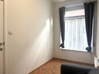 Op zoek naar een gezellige plek om met vrienden samen te wonen?<br /><br />Welkom in deze ruime en lichtrijke woning op een uitstekende ligging in Leuven. Je woont hier midden in het bruisende centrum, vlak bij verschillende faculteiten, sportfaciliteiten, winkels, supermarkten en tal van eet en drinkgelegenheden. Alles wat je nodig hebt, ligt dichtbij!<br /><br />Je komt binnen via de inkomhal, waar zich een extra ruimte bevindt die dienst kan doen als fietsenberging of thuiskantoor. Aansluitend bevindt zich de lichte leefruimte met inbouwkasten, die uitgeeft op een volledig ingerichte keuken met ingebouwde oven, frigo met diepvriesvak, dubbele wastafel, keramische kookplaat en dampkap. Naast de keuken is er een apart toilet met bijkomende opbergruimte. Op de <strong>eerste verdieping</strong> bevindt zich één bemeubelde slaapkamer en een badkamer ingericht met douche, kasten, dubbel lavabomeubel met spiegel en toilet. De <strong>tweede verdieping </strong>telt twee ruime slaapkamers.<br />Op de zolder bevindt zich de vierde slaapkamer, voorzien van een eigen lavabomeubel en een afgescheiden slaapgedeelte. Buiten beschikt de woning over een ruim <strong>terras </strong>en een omheinde <strong>stadstuin</strong> van [<strong>106m</strong>²]!<br /><br />CO-HOUSING IN DEZE WONING IS TOEGESTAAN MAAR NIET VOOR STUDENTEN (TENZIJ ONDER VOLGENDE VOORWAARDEN):<br />https://www.leuven.be/co-housing-samenhuizen<br /><br />De woning is onmiddellijk beschikbaar en heeft een maandelijkse huurprijs van 1450 euro. De nutsvoorzieningen (elektriciteit en water) zijn voor eigen rekening.<br /><br />Neem gerust contact met ons op voor verdere informatie of om een bezichtiging te regelen, via telefoon op 016 23 90 81 (elke weekdag bereikbaar tussen 10u en 13u), of maak zelf een afspraak via onze handige online agenda onder 'bezoekmoment kiezen'. Dit is een geweldige kans die u niet wilt missen!
