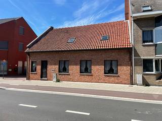 <p><strong>Woning met 3 slaapkamers, ruime garage en tuin in Arendonk</strong><span></span></p>
<p>De woning beschikt op het gelijkvloers over een inkomhal, een gezellige woonkamer met aansluitend de keuken, een slaapkamer, een vernieuwde badkamer en een praktische technische ruimte. Op de eerste verdieping bevinden zich nog twee slaapkamers.</p>
<p>Vanuit de veranda heeft u een mooi zicht op de volledig omheinde tuin.</p>
<p>Achteraan het perceel bevindt zich een zeer ruime garage met kelder. Deze biedt tal van mogelijkheden als garage, werkplaats, hobbyruimte of extra opslagruimte.</p>
<p><em><span>Specificaties</span></em><br /><em>- EPC label D: 306 kWh/m²/jaar</em><br /><em>- 3 slaapkamers, waarvan 1 op het gelijkvloers</em><br /><em>- Veranda met zicht op de tuin</em><br /><em>- Volledig omheinde tuin</em><br /><em>- Zeer ruime garage met kelder</em></p>