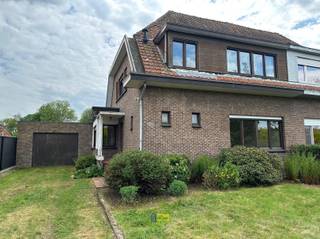 Centraal gelegen, te renoveren, halfopen bebouwing op mooi perceel van 767m² met mogelijkheden,  3 slaapkamers, zolderslaapkamer, grote garage...