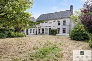 Te restaureren herenhuis op een terrein van maar liefst 3.611 m² in centrum Ruiselede. Een absolute droom voor al wie houdt van historische kenmerken en wilt genieten van een uitzonderlijke tuin. Ruimte is hier het codewoord, een bruikbare vloeroppervlakte van + 450 m² laat u toe om al wensen te verwezenlijken.<br /><br />Deze unieke eigendom met aanduiding als monument biedt meer dan tekst kan omschrijven. Het herenhuis is majestueus in alle facetten, de tuin met vijver heeft tal van ingeplante, volwassen parkbomen die de grandeur van de woning enkel ten goede komen.<br /><br />Samenstelling:<br /><br />Hoofdinkom met majestueuze trappenhal centraal in de woning. Via deze inkom is een direct toegang naar de tuin. De verschillende salons met prachtige authentieke elementen en hoge plafonds werden rond deze centrale inkom ingetekend. Een tweede (diensten)inkom vindt u rechts in de woning. Deze geeft een rechtstreekse toegang naar de keuken, met bijkeuken en extra opslafgruimte.<br />Op het verdiep:<br />Nachthal die in het hoofdgebouw 5 slaapkamers en een badkamer bedient. Het verdiep in de aanbouw is toegankelijk via een trap vanuit de keuken en bestaat uit een 6de slaapkamer en extra bergruimte.<br />Vanaf de palier in de uitbouw is een vaste trap naar de zeer ruime zolder.<br /><br />Links van de woning is een oprit langswaar u toegang heeft tot de zeer ruime tuin en het koetsenhuis.<br /><br />Een bezoek ter plaatse is absoluut aan te raden om de volle grandeur en mogelijkheden van deze unieke herenwoning persoonlijk te ontdekken.<br /><br />Neem zeker contact op met al uw vragen of om uw persoonlijke afspraak (7/7) vast te leggen: 0478 93 72 00 of maxime@maelsteen.be<br /><br />https://id.erfgoed.net/erfgoedobjecten/90379