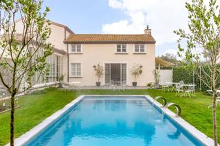 In de villa vormen licht, ruimte en comfort de rode draad. De riante leefruimte vloeit dankzij de kamerhoge raampartijen naadloos over in het...