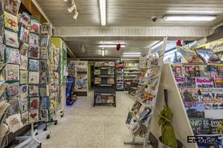 Ideaal, centraal gelegen handelsruimte met bureau- of keukenruimte, toilet en grote kelder. Ideaal voor verkoop, kantoor of vrij beroep.Dit...