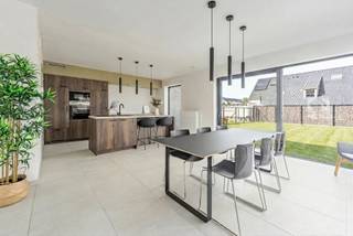Zoek je een nieuwe thuis in Langemark? Ontdek dan deze nieuwe woning tussen de Zonnebekestraat en Blikstraat. Je woont er vlak bij winkels, scholen en openbaar vervoer.
Deze moderne, halfopen woning (lot 16) beschikt over een ruime woon- en eetkamer, een open keuken, een berging, 3 slaapkamers en een badkamer. In de west gerichte tuin geniet je volop van de namiddag- en avondzon. Benieuwd? Contacteer ons voor meer info.