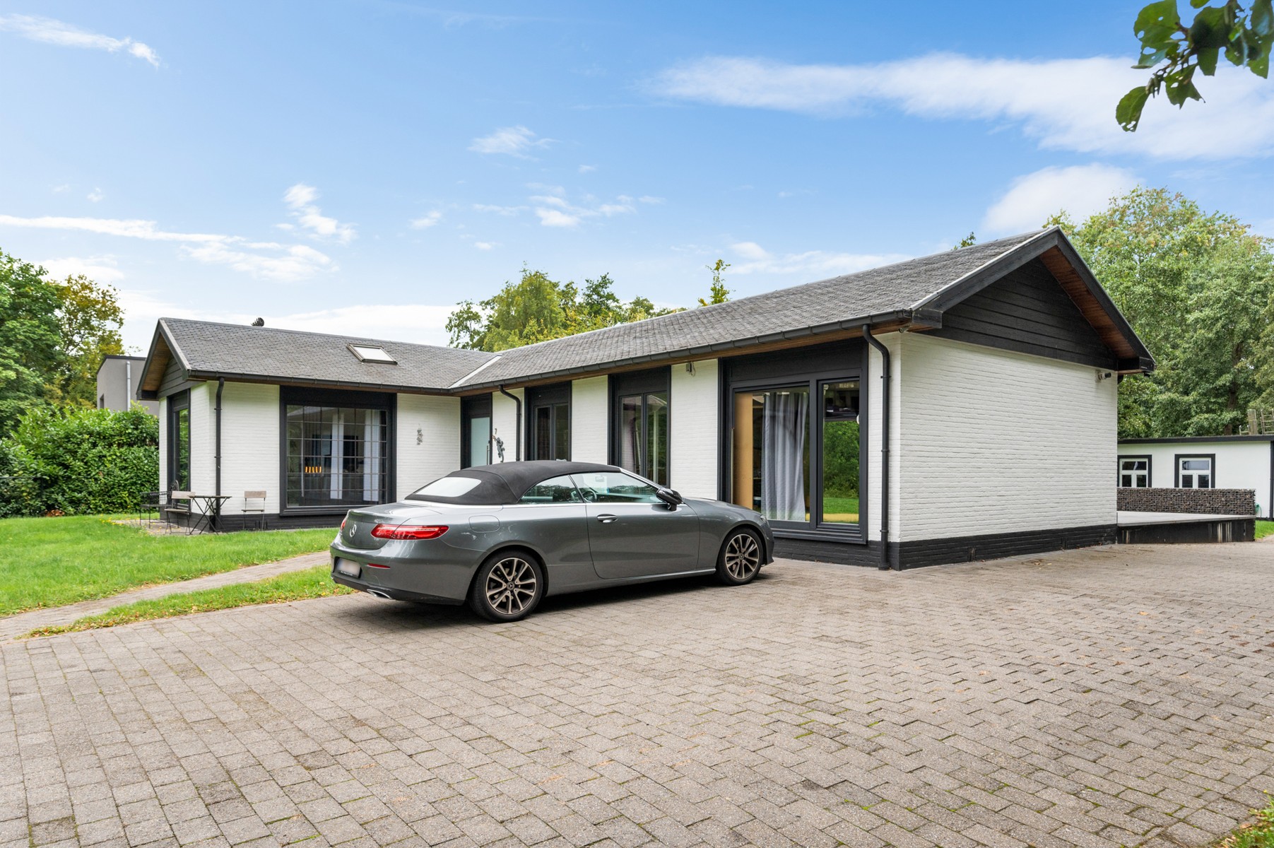 Lichtrijke laagbouwwoning met zwembad en werkplaats - foto 2