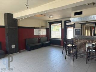 Dit ruim pand beschikt naast de gelagzaal over een inpandige garage met doorrit naar de binnenkoer. De achterbouw herbergt nog tal van bergingen alsook een zaaltje. Indeling 1<sup>e</sup> verdiep : leefruimte met keuken, twee slaapkamers en badkamer met douche, toilet en ligbad. Op zolder is een berging waar nog een derde kamer kan worden van gemaakt. Troeven : gunstige EPC score, parking voor de deur. Voor meer inlichtingen of een bezoek, contacteer Veronique 0483/676579