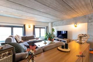 In de Sint-Hubrechtstraat 40 vind je deze verrassende duplex met karakter, waar industriële esthetiek en huiselijk comfort elkaar perfect...