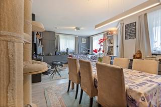 <p>Situé dans un quartier résidentiel calme et recherché à proximité de Louvain, cet appartement prêt à emménager d'environ 109 m² offre une combinaison idéale d'espace, de confort et d'efficacité énergétique. À quelques minutes du Domaine Provincial de Kessel-Lo, du centre historique de Louvain et des principaux axes routiers, il bénéficie d'un emplacement particulièrement attractif.</p><p>Dès l'entrée, vous découvrez un hall spacieux donnant accès à un séjour lumineux grâce aux grandes baies vitrées. Cet espace de vie s'ouvre directement sur une première terrasse. À l'arrière, une seconde terrasse offre une agréable vue dégagée sur les arbres, garantissant calme et intimité.</p><p>La cuisine, entièrement rénovée en 2023, est équipée d'appareils de qualité et répond parfaitement aux exigences actuelles. Son aménagement fonctionnel séduira les amateurs de cuisine et de convivialité.</p><p>L'appartement comprend trois chambres spacieuses, idéales pour une famille, un bureau à domicile ou une chambre d'amis. Les volumes généreux permettent une grande flexibilité d'aménagement.</p><p>Ces dernières années, plusieurs investissements importants ont été réalisés afin d'améliorer les performances énergétiques. Toutes les fenêtres ont été remplacées en 2023 par du double vitrage à haut rendement avec volets électriques. Des unités de climatisation récentes assurent également un confort optimal durant les périodes estivales.</p><p>Le bien comprend en outre un garage privatif ainsi qu'un emplacement de parking privé.</p><p>Grâce à sa proximité des commerces, écoles, transports en commun, infrastructures sportives et du Domaine Provincial de Kessel-Lo, cet appartement constitue un choix idéal pour ceux qui souhaitent vivre au calme tout en restant proches de Louvain.</p><p>Contactez-nous dès aujourd'hui pour découvrir ce bien d'exception.</p>