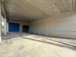 Het bedrijfsgebouw omvat een modern nieuwbouwmagazijn (2015) met twee verdiepingen: 806 m² op het gelijkvloers en 1.004 m² op de eerste verdieping. Het pand is centraal gelegen in de industriezone aan de Industrielaan in Deinze, wat zorgt voor een uitstekende bereikbaarheid.<br /><br />Het magazijn is opgetrokken in een duurzame betonstructuur en uitgerust met hedendaagse faciliteiten, waaronder twee sectionaalpoorten, één laadkaai, een lift en een vrije hoogte van 4 meter per verdieping. Bovendien beschikt de site over een eigen elektriciteitscabine.<br /><br />Het magazijn wordt tijdelijk verhuurd voor +/- 2 jaar. <br /><br />Indien gewenst kan er extra magazijnruimte worden bijgehuurd of kantoorruimte. <br /><br />Meer informatie of een bezoek plannen?<br />Neem contact op met Henry Van Tornhout via +32 474 13 37 93 of per e-mail: henry@kmovastgoed.be.