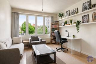 <p><span>Informatie Appartement</span></p><p><span>Dit gezellig 1-slaapkamerappartement in de populaire Sint-Andrieswijk is een buitenkans voor jonge starters én slimme investeerders. De lichtrijke leefruimte met kwalitatieve parketvloer geniet van een open en groen uitzicht en biedt voldoende plaats voor een comfortabele zit- en eethoek. De open keuken is praktisch ingericht en uitgerust met een gasvuur, dampkap, dubbele inox spoelbak, ruime koelkast, diepvriezer en aansluiting voor een wasmachine. Achteraan het appartement bevindt zich de rustige slaapkamer, eveneens afgewerkt met parketvloer. Verder beschikt het appartement over een badkamer met regendouche en lavabomeubel, evenals een apart gastentoilet. Een ruime privatieve kelderberging is inbegrepen in de aankoopprijs. Daarnaast beschikt het gebouw over een gemeenschappelijke fietsenberging. Het appartement maakt deel uit van een verzorgd en kleinschalig gebouw met slechts twee appartementen per verdieping. Dankzij de centrale ligging bevinden restaurants, cafés, winkels, musea en openbaar vervoer zich letterlijk om de hoek. Het appartement is momenteel verhuurd voor 710 euro/maand excl. kosten.</span></p><p><span> </span></p><p><span>Indeling</span></p><ul><li><span>Uitnodigde leefruimte met kwalitatieve parketvloer en een aangenaam open en groen uitzicht. De leefruimte is praktisch ingedeeld in een gezellige zit- en eethoek.</span></li><li><span>Open keuken met ruim werkblad, uitgerust met een gasvuur, dampkap, dubbele inox spoelbak, grote koelkast en diepvriezer.</span></li><li><span>Rustige slaapkamer achteraan het appartement, afgewerkt met parketvloer.</span></li><li><span>De hal is voorzien van grote ingebouwde kasten.</span></li><li><span>Badkamer voorzien van een lavabomeubel met spiegelkast en een regendouche.</span></li><li><span>Apart gastentoilet met handenwasser.</span></li></ul><p><span> </span></p><p><span>Extra's</span></p><ul><li><span>Ruime privatieve kelderberging inbegrepen in de aankoopprijs.</span></li><li><span>Gemeenschappelijke fietsenberging aanwezig.</span></li><li><span>Parlofoon aanwezig.</span></li></ul><p><span> </span></p><p><span>Algemene Informatie</span></p><ul><li><span>Huurprijs: 710 euro/maand</span><ul><li><span>De initieel overeengekomen huurprijs van 750 euro is inclusief de verbruikkosten van het appartement. De verhuurder en huurder zijn overeengekomen om de huurprijs aan te passen naar 710 euro/maand (niet geïndexeerd) en de verbruikkosten volledig ten laste van de huurder te leggen.</span></li></ul></li><li><span>Startdatum: 1 december 2020</span></li></ul><p><span> </span></p><ul><li><span>Maandelijkse kosten: 116,25 euro/maand (PRIVATIEF waterverbruik van het appartement, onderhoud en verbruik van de gemeenschappelijke delen, syndicus, verzekering, enz.).</span></li><li><span>Reservekapitaal: 36 euro/maand.</span></li><li><span>Individuele meters voor elektriciteit en gas.</span></li><li><span>Collectieve watermeter met tussenmeters.</span></li></ul><p><span> </span></p><ul><li><span>EPC: label B.</span></li><li><span>Elektrische keuring: niet conform AREI.</span></li><li><span>Asbestattest: in aanvraag.</span></li></ul><p><span> </span></p><p><span>Gebouw</span></p><ul><li><span>Goed onderhouden gebouw bestaande uit een kelderverdieping met privatieve bergingen, een gelijkvloers en drie verdiepingen met telkens twee appartementen. </span></li><li><span>Kleinschalige residentie. </span></li></ul><p><span> </span></p><p><span>Ligging</span></p><ul><li><span>Gelegen in de populaire Sint-Andrieswijk, midden in het historische stadscentrum van Antwerpen. </span></li><li><span>Tal van gezellige restaurants, bars, musea, winkels en openbaar vervoer bevinden zich op wandelafstand. </span></li><li><span>Mobiscore: 9,7/10.</span><span> </span></li></ul><p><span> </span></p><p><span>*De informatie in deze prospect is ter informatieve titel: de kandidaat-kopers moeten hun eigen zaak maken van het verkrijgen, controleren en interpreteren van deze informatie.</span></p><p><span> </span></p>