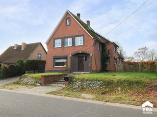 Te koop: Ruime vrijstaande woning met 3 slaapkamers in Eksel, gelegen in groene omgeving. Deze woning uit 1960 biedt een zeer solide basis met...