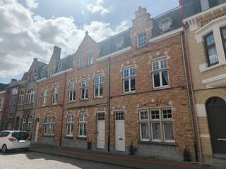 <p>Op zoek naar een woning waar ruimte een troef is? Deze karaktervolle stadswoning van maar liefst 302 m² ligt in het hart van Ieper én op 2 minuten van de vestingen. Met 5 grote slaapkamers, een zonnige zuidgerichte tuin én twee afzonderlijke toegangen en trappenhallen, biedt deze woning bijzonder veel mogelijkheden.<br />De woning is ideaal voor een gezin dat graag over veel leef-en slaapruimte beschikt, maar ook voor wie thuis wil werken, een hobbyruimte nodig heeft, gasten wil ontvangen, een kangoeroewoning wil ontwerpen...<br />Op het gelijkvloers bevinden zich een inkomhal, een ruime en lichtrijke leefruimte, keuken, bureau, berging en fietsenberging. Vanuit de leefruimte kom je in de ommuurde, zuidgerichte tuin.<br />Op de eerste verdieping zijn er drie slaapkamers en een badkamer. De tweede verdieping telt nog twee slaapkamers en twee zolderruimtes, die extra mogelijkheden bieden.<br />Bij de verbouwing bleven verschillende authentieke elementen behouden, zoals oude deuren, charmante tegels en de mooie houten trappen. De woning beschikt over 38 m² zuidgerichte zonnepanelen (6.000 Wp) en een thuisbatterij, en groenestroomcertificaten.</p><p>Vooraan is er momenteel een ruime garage-/bergruimte voor fietsen, materiaal en opslag. Onder de woning bevinden zich twee kelderruimtes van samen ongeveer 44 m², voornamelijk geschikt voor opslag.<br />De woning is perfect bewoonbaar, en biedt tegelijk de mogelijkheid om bepaalde onderdelen naar eigen smaak af te werken: zo vertoont de vloer in de woonruimte gebruikssporen en kan de tweede trappenhal naar eigen wens worden afgewerkt.<br />Na 25 jaar met veel plezier in deze woning te hebben gewoond, verkopen we ze rechtstreeks als eigenaars. We tonen de woning zoals ze werkelijk is: de foto's zijn niet bewerkt met AI of verbloemende filters. Tijdens een bezoek vertellen we graag eerlijk over zowel de sterke punten als de minder praktische kanten van de woning.<br />Interesse? Neem gerust contact op via of (Barbara Decramer).</p>