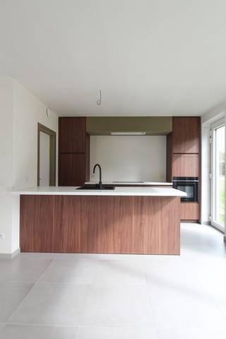 In het rustige Meulebeke in een kindvriendelijk buurt bouwt Hectaar deze twee hedendaagse halfopen bebouwingen met zuid-gerichte tuin. Deze woningen zijn gelegen op een beugscheut van het centrum van Meulebeke en vlakbij invalswegen richting Tielt, Ingelmunster, Dentergem,... <br />Deze nieuwbouwwoningen zijn voorzien van 3 volwaardige slaapkamers, lichtrijke leefruimte met open keuken en volledig uitgeruste badkamer. De afwerking van de woning kunt u, samen met onze partnerleverancier, volledig afstemmen op uw eigen smaak en budget. Er wordt een prefab garagebox voorzien in de prijs. (foto's referentie voorgaande woningen).
<ul>
<li>Kindvriendelijke en rustige woonbeurt;</li>
<li>Energiezuinige woning; </li>
<li>Vloerverwarming op het gelijkvloers</li>
<li>Overschakeling naar warmtepomp mogelijk tot einde ruwbouw</li>
<li>3 ruime slaapkamers</li>
<li>Losstaande garagebox inbegrepen in de prijs</li>
<li>Afwerking naar keuze. </li>
</ul>
Aarzel zeker niet om contact op te nemen bij vragen of verdere interesse. <br />