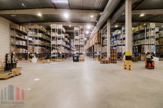 This logistics site is located in the industrial zone of Londerzeel and offers an exceptional base for logistics, storage, and distribution activities. Thanks to its location just 600 m from the A12, it benefits from a strategic position between Antwerp and Brussels, with easy connections to the E19 and the Brussels Ring.<br /><br />The warehouse offers a total surface area of 5,633 m² and can also be flexibly divided into two separate units of 2,795 m² and 2,784 m² respectively.<br /><br />The warehouse space has a clear height of 10 m, with 6 m under the mezzanine, ensuring maximum use of storage capacity. In addition, a mezzanine of 878 m² provides extra possibilities for storage or support activities.<br /><br />The building is equipped with 13 loading docks and benefits from ample manoeuvring space. The site is also fitted with energy-efficient LED lighting, solar panels, and a gas heating system, contributing to the building’s sustainability.<br /><br />The office area comprises 339 m² and has been ideally designed for administrative support and operational management.<br /><br />The site offers 13 car parking spaces and 20 van parking spaces, ensuring smooth accessibility. The building also holds a BREEAM Good certificate and combines energy efficiency with a future-oriented infrastructure.<br /><br />Contact <strong>PANORAMA B2B </strong>for more information or to arrange a non-binding site visit at <strong>+32 477 07 30 30.</strong>