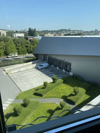 Exceptional industrial building (built in 2012) for sale in the Port of Brussels, close to the city centre with excellent connections to the R0 and A12. The property combines ± 6,545 m² of storage space (H: 10 m), ± 6,779 m² of underground storage/parking space and ± 2,700 m² of offices across 3 levels, on a plot of ± 9,453 m². Sustainable, energy-efficient and very well maintained.