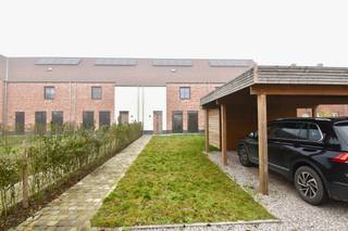 In een doodlopende straat, op slechts 5 minuten van de E40 in Aalter, is deze woning uitstekend gelegen om van ongestoord woongenot te genieten. Er...