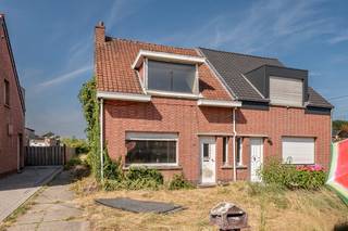 <strong>TE KOOP | Kessel – O.L. Vrouwestraat 28.</strong><br /><br /><strong>Volledig te renoveren halfopen gezinswoning op een perceel van 834 m².</strong><br /><br />Ben je op zoek naar een woning die je volledig naar eigen smaak en wensen kunt renoveren?<br />Dan biedt deze halfopen bebouwing in Kessel heel wat mogelijkheden.<br /><br />De woning omvat:<br /><strong>Gelijkvloers: </strong>inkomhal, woonkamer, keuken, badkamer, berging, veranda.<br /><strong>Eerste verdieping</strong>: 3 slaapkamers<br />Daarnaast beschikt de woning over een <strong>zolder</strong> en <strong>kelder</strong>, wat zorgt voor extra bergruimte en mogelijkheden.<br /><br />Buiten geniet je van een<strong> tuin met bijgebouw</strong>.<br /><br /><strong>Renovatieproject met potentieel.</strong><br />De woning heeft een EPC-score van 785 kWh/m²/jaar (energielabel F) en valt bijgevolg onder de renovatieplicht.<br />Dit maakt de woning bijzonder interessant voor kopers die op zoek zijn naar een renovatieproject en de woning volledig willen aanpassen aan hun eigen woonwensen.<br /><br />👀<strong> Ontdek deze woning online</strong><br />Bekijk alvast de foto's en<strong> interactieve grondplannen</strong> van deze woning op onze website:<br />🌐 www.wijns.be<br /><br /><strong>Interesse?</strong><br />Wil je de mogelijkheden van deze woning zelf ontdekken? Contacteer ons vandaag nog voor meer informatie of een bezoek ter plaatse.<br />📞 0473/33 33 33<br />✉️ philip@wijns.be<br />