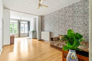 <p>Op een bruisende locatie, midden in een buurt die volop in beweging is, wacht dit verrassend appartement van 87 m² op een nieuwe eigenaar met een beetje visie. Geen zorgen: de basis zit alvast goed.</p>
<p>De leefruimte is aangenaam ruim en geniet van veel natuurlijk licht.<br />De keuken en badkamer? Die verdienen een update. Maar dat is tegelijk ook het mooie: je hoeft geen compromissen te sluiten met de keuzes van iemand anders. Hier creëer je jouw eigen stijl.</p>
<p>Achteraan bevinden zich twee slaapkamers. Geen voorbijrijdend verkeer, wel een plek waar je 's morgens net iets langer blijft liggen. Eén van de kamers kreeg bovendien een praktische mezzanine, ideaal als extra slaapruimte of slimme opbergruimte. Een klein detail dat verrassend veel mogelijkheden biedt.</p>
<p>Ook op technisch vlak zijn er al heel wat zaken aangepakt. Zo geniet je van een <strong>EPC B (122)</strong>, dubbele beglazing (2015), een condensatieketel, een dak dat voldoet aan de norm van 2020, gedeeltelijk vernieuwde elektriciteit en lage gemeenschappelijke kosten. En dat zijn precies de investeringen die je liever niet zelf meer hoeft te doen.</p>
<p>En dan is er natuurlijk nog de ligging. De Van Arteveldestraat bevindt zich in een buurt die de voorbije jaren sterk is geëvolueerd. Hippe koffiebars, winkels, openbaar vervoer en het historische centrum liggen allemaal binnen handbereik.</p>
<p><strong>Troeven</strong></p>
<p>- Leefruimte met veel lichtinval<br />- Goede indeling<br />- EPC B (122)<br />- Dubbele beglazing (2015)<br />- Condensatieketel<br />- Gedeeltelijk vernieuwde elektriciteit<br />- Dak conform norm 2020<br />- Lage gemeenschappelijke kosten<br /><br />Wg, Gvkr, Vv, Gmo, Geen overstromingsgevoelig gebied, geen worg</p>