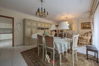 <p>In de Gentsestraat in Izegem vindt u dit charmante appartement, gelegen op de tweede verdieping. De ideale plek voor wie op zoek is naar een instapklaar tweeslaapkamer appartement pal in het centrum. Door de vele raampartijen is dit een zeer lichtrijk en aangenaam appartement om te vertoeven.<br /><br />Het appartement heeft volgende indeling: inkomhal, apart toilet, ruime leefruimte met aangenaam balkon, keuken met aansluitend berging,  twee slaapkamers en een badkamer voorzien van aansluiting wasmachine. Op de kelderverdieping is er een extra kelderberging voorzien.<br /><br />Provisie gemene lasten: €45 per maand. <br /><br /><strong>Hoe een bezoek inplannen? </strong><br />- Ga naar onze huurpagina op https://vanthuynevastgoed.be/nl.<br />- Klik op het pand van uw keuze.<br />- Naast de beschrijving vindt u een zwarte knop "Maak een afspraak". <br />- Vindt u geen zwarte knop? Dan is het bezoekmoment volzet en vragen wij u om de website in de gaten te houden om te zien of er een eventueel nieuw bezoekmoment komt. <br /><strong>TELEFONISCH KUNNEN WIJ GEEN BEZOEK INPLANNEN</strong>. </p>