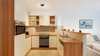 Appartement op de gelijkvloerse verdieping van een verzorgd gebouw (bouwjaar 2001) gelegen op de Paul Parmentierlaan te Knokke. Centraal gelegen in de directe nabijheid van winkels, het station met trein en tramhalte en op wandelafstand van het strand van Knokke. Het appartement beschikt over een bruikbare oppervlakte van 106 m² en is voorzien van 3 slaapkamers en een extra groot terras/tuin aan de zonnekant. <br /><br />Indeling: Inkom met gastentoilet, de leefruimte en de open keuken zijn gericht naar de zonnekant en geven toegang tot het terras en de tuin. Verder een ingerichte keuken, bergplaats met aansluiting voor de was-en droogmachine, een masterbedroom met een naastliggende badkamer voorzien van ligbad. Beneden slaapkamer 2 en slaapkamer 3 alsook een praktische dressing. Energielabel B. <br /><br />Aangenaam appartement, direct instapklaar in een verzorgd gebouw. <br /><br />Bezoeken? Graag na afspraak met Willem Cauwels op tel 050.89.27.70