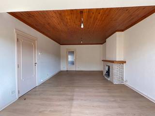 Dakappartement 2 slaapkamers met dakterras 24 m²<br /><br />Appartement met woonkamer, inkomhal, 2 slaapkamers, badkamer met bad en toilet, keuken, berging. Ingerichte keuken met gasfornuis, ingebouwde frigo en oven. Mogelijkheid om een wasmachine of vaatwassser te plaatsen. Zicht op groen/ bomen vanuit de living en de keuken (rustig).<br />Bewoonbare oppervlakte van 84 m².<br /><br />De berging heeft toegang via een uitrekbare trap naar het dakteras van 24 m² in bankirai (sinds 2019) met zicht op de 3 torens van Gent. Gelegen vlakbij het mooie begijnhof en de Rabot torens. <br /><br />Op de 4de verdieping op een totaal van 4. Voorzien van kleine lift vooor 3 personnen (max. 200 kg). Gemeenschappelijke verwarming met gascondensatie ketel BUDERUS en boiler BUDERUS per gebouw van 9 à 10 appartementen. Nieuwe calorimeters van SPM Technologies sinds dec 2025 voor verwarming en warm water. <br /><br />Bouwjaar 1968. Dak en ramen werden gerenoveerd in 2019. EPC 176 kWh/m²/jaar of label B. <br /><br />VME bestaande uit 58 appartementen in 6 residenties. Kosten: 792 €/trimester (verwarming, warm- en koud water, brandverzekering, lift, afval, syndicus enz. ). Werken te voorzien aan achtergevel.<br /><br />Mogelijkheid tot aankoop van een ondergrondse garagebox voor 32.000 EUR.<br /><br />Op 200 meter van tramhalte Gent Rabot (Begijnhoflaan) en 200 meter van tramhalte Gent Brugsepoort (Duizend Vuren). Mobiscore van 9,4 /10.<br /><br />Supermarkt Okay City op 550 m of 7 min te voet, 900 m van LIDL en Carrefour market Gent Groene Vallei, 1 km van Aldi, 1,1 km van Proxy Delhaize.<br /><br />Onroerende voorheffing 2026: 958 €.<br /><br />Geen interesse in samenwerking met vastgoedmakelaar, gelieve jullie zich te onthouden.<br />