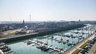Deze exclusieve penthouse is gelegen in Zeebrugge en biedt een adembenemend zicht op de jachthaven. Bij binnenkomst leidt de ruime inkomhal naar...
