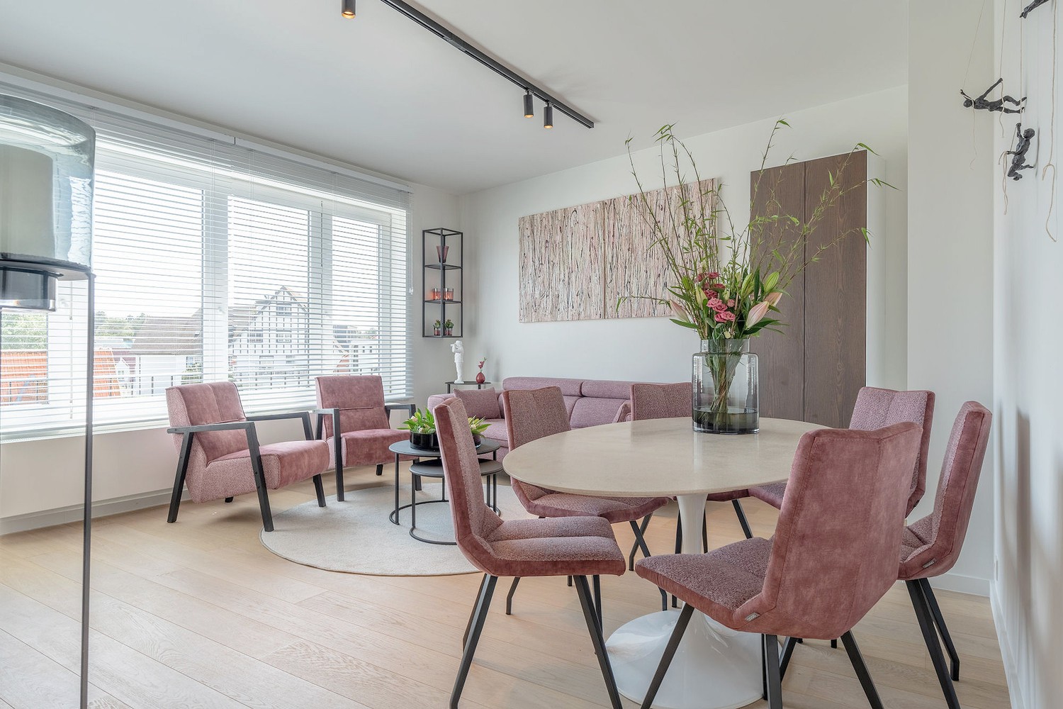 Appartement entièrement rénové et meublé avec 2 chambres et une vue dégagée sur les villas. - photo 1