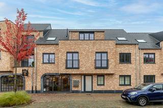 Op een goede locatie te Booischot bevindt zich dit prachtig appartement met 2 slaapkamers. U bevindt zich hier in het centrum van Booischot, vlakbij winkels, scholen en het openbaar vervoer. <br /><br />We betreden het appartement via de inkomhal met apart toilet. De leefruimte kunt u inrichten met een gezellige zithoek en eetplaats. Van hieruit heeft u toegang tot het goed georiënteerde terras. De open keuken is mooi geïntegreerd in het geheel en is voorzien van de voornaamste toestellen. Verder geeft de hal ons toegang tot de berging/wasruimte, 2 slaapkamers en de badkamer uitgerust met lavabo en inloopdouche. Op het leuke terras kunt u steeds in alle rust en privacy genieten van het mooie weer. U beschikt ook nog over een ondergrondse staanplaats en een kelderberging. <br /><br />U dient een bezoekaanvraag in te dienen via het zoekertje op onze website via de knop "vraag bezoek aan".<br /><br />Dit is een uitstekende opportuniteit als u op zoek bent naar een nieuwbouwappartement op een centrale locatie. Contacteer ons voor meer informatie of neem een kijkje op www.boonstravastgoed.be . <br /><br />Bijzonderheden: <br />- Lift<br />- 2 slaapkamers <br />- Centrum Booischot