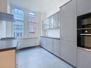 Ideally located near the European Institutions and Montgomery Square, superb 1-bedroom apartment of ± 90m² located on the 1st floor of a...